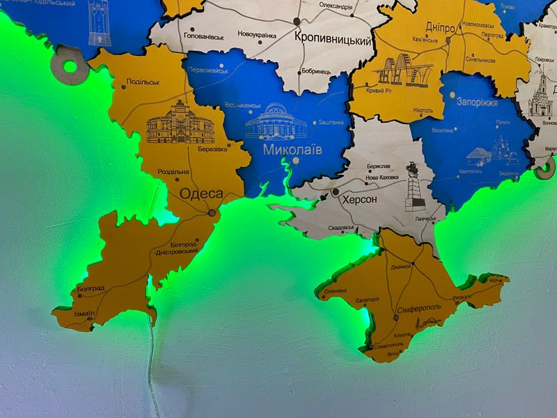Дерев'яна карта України з підсвіткою "Патріот", багатошарова Travel фото — Karta-Ukrainy.com.ua
