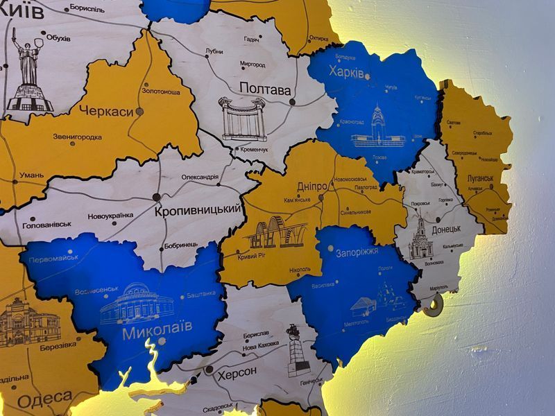 Дерев'яна мапа України з підсвіткою "Патріот", багатошарова, Travel 250&times;165 см фото &mdash; Karta-Ukrainy.com.ua