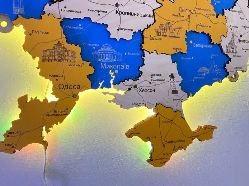 Дерев'яна мапа України з підсвіткою "Патріот", багатошарова, Travel 250&times;165 см фото &mdash; Karta-Ukrainy.com.ua