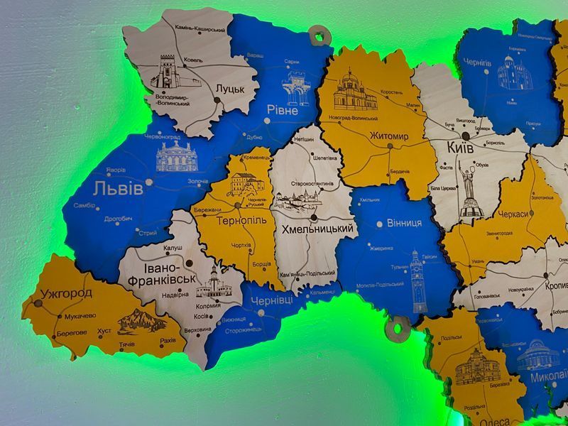 Дерев'яна мапа України з підсвіткою "Патріот", багатошарова, Travel 250&times;165 см фото &mdash; Karta-Ukrainy.com.ua