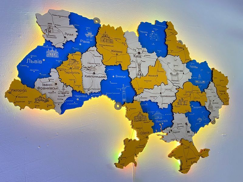Дерев'яна мапа України з підсвіткою "Патріот", багатошарова, Travel 250&times;165 см фото &mdash; Karta-Ukrainy.com.ua