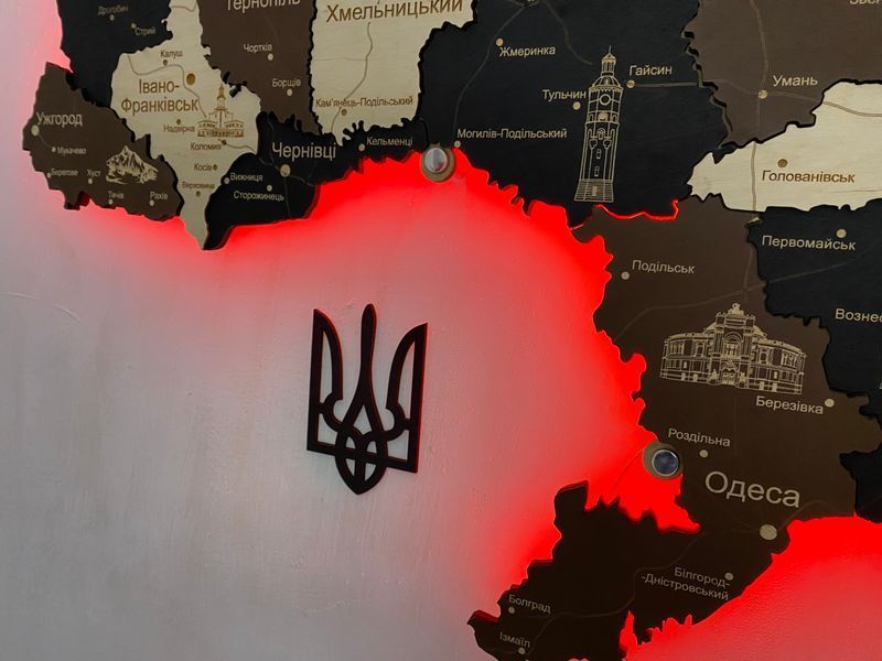 Дерев'яна мапа України з підсвіткою "Лате макіато", багатошарова, Travel 250&times;165см фото &mdash; Karta-Ukrainy.com.ua